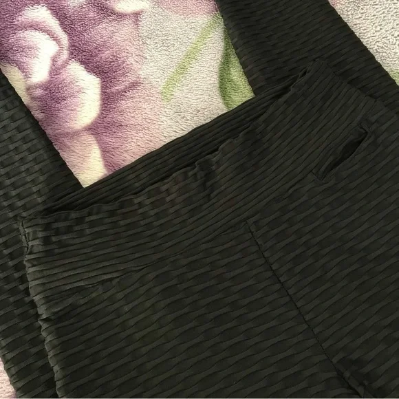 SHEIN Solid Textured Sports Leggings with Phone Pocket - Picture 7 of 16